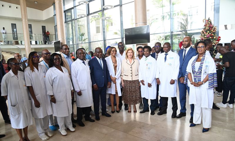 Le collectif de Dr ayant participé à la première opération de séparation de siamoises en Côte d’Ivoire et la Première Dame