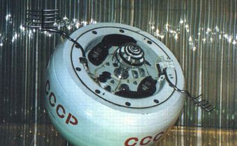 Le satellite soviétique de 1972 Cosmos 482 est sur le point de revenir sur Terre/Une réplique de la Venera 4, la première sonde à transmettre des données de l'atmosphère d'une autre planète, semblable au Kosmos 482