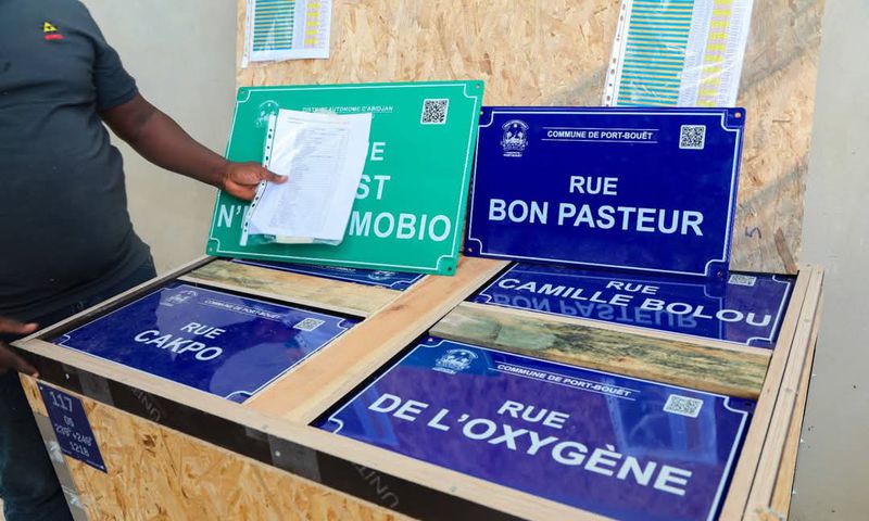 Abidjan en transformation : la pose des plaques de rues et lieux publics est lancée