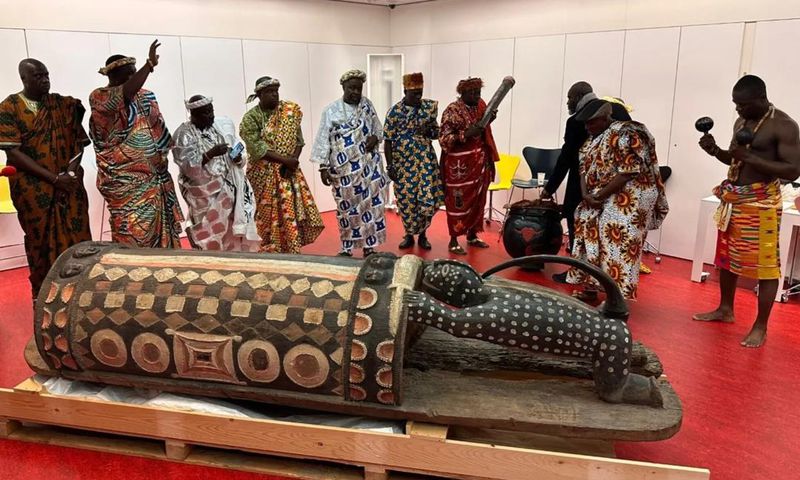 Les chefs Atchans pendant une cérémonie de purification du Djidji Ayôkwé au Quai Branly