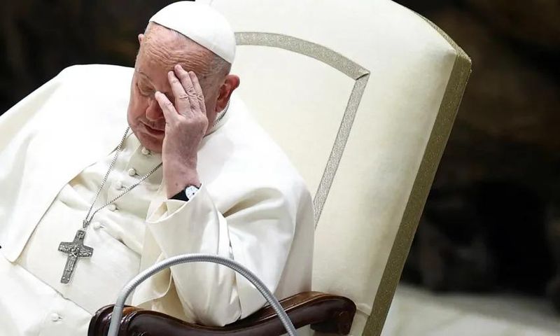 Le Pape François toujours hospitalisé pour une pneumonie affectant ses deux poumons/Guglielmo Mangiapane / REUTERS