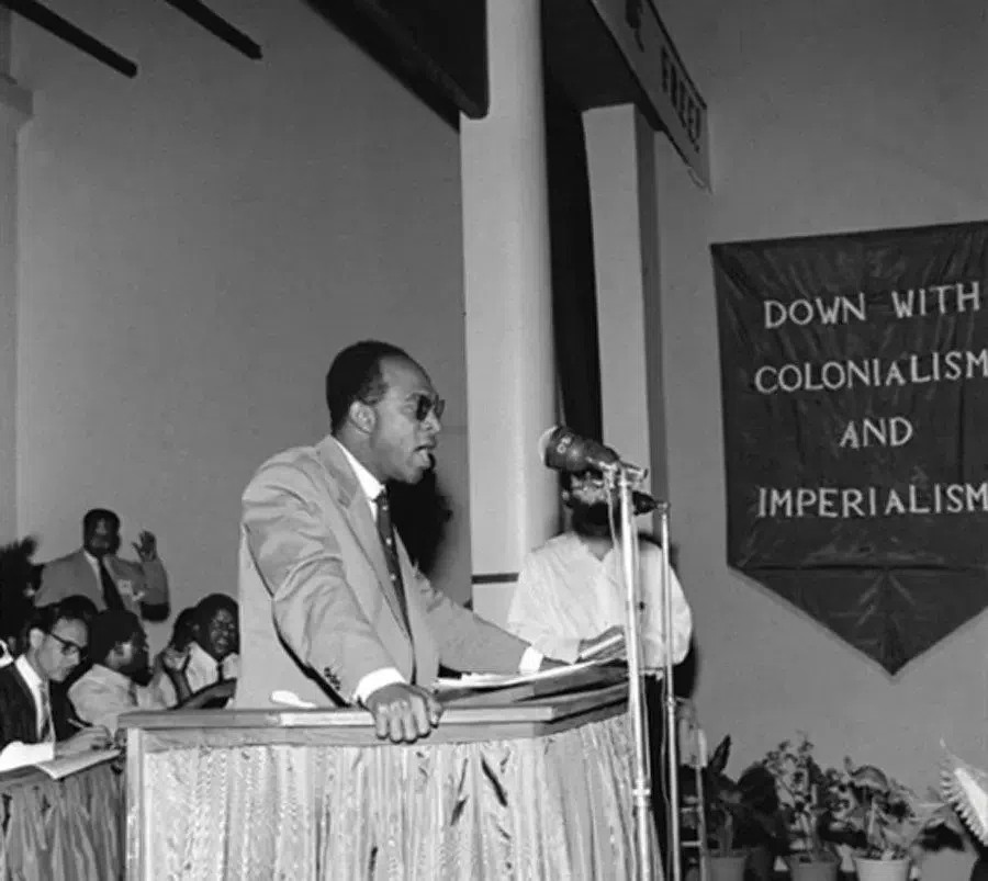 Qui est Frantz Fanon, ce médecin qui a révolutionné  la psychiatrie chez les noirs