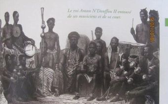Retro : Quand les Agnis se sont exilés au Ghana pour fuir Houphouët Boigny/Le roi Amon N'Douffou  III et sa cour