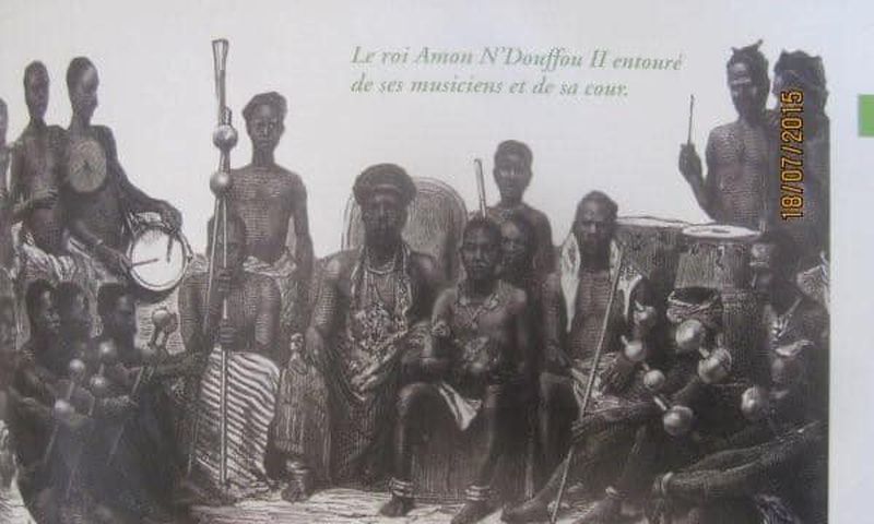 Retro : Quand les Agnis se sont exilés au Ghana pour fuir Houphouët Boigny/Le roi Amon N'Douffou  III et sa cour