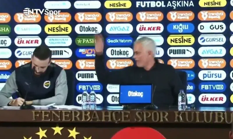Jose Mourinho slaps translator for confusing ‘twilight’ with ‘toilet’ (Video)