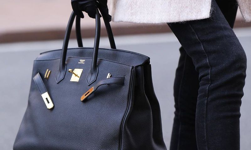 5 beauty essentials every woman should have in her bag at all times