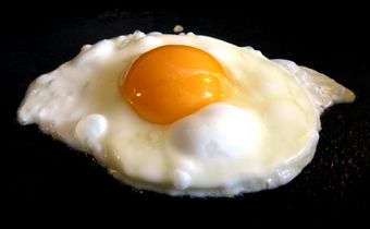 Here are 9 ways to prevent bloating after eating eggs