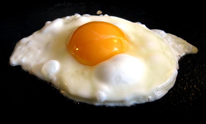 Here are 9 ways to prevent bloating after eating eggs