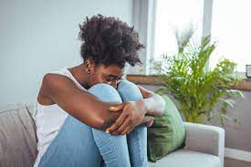 17 clear signs of low self-esteem in women