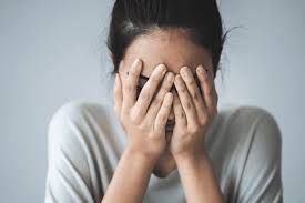 17 clear signs of low self-esteem in women