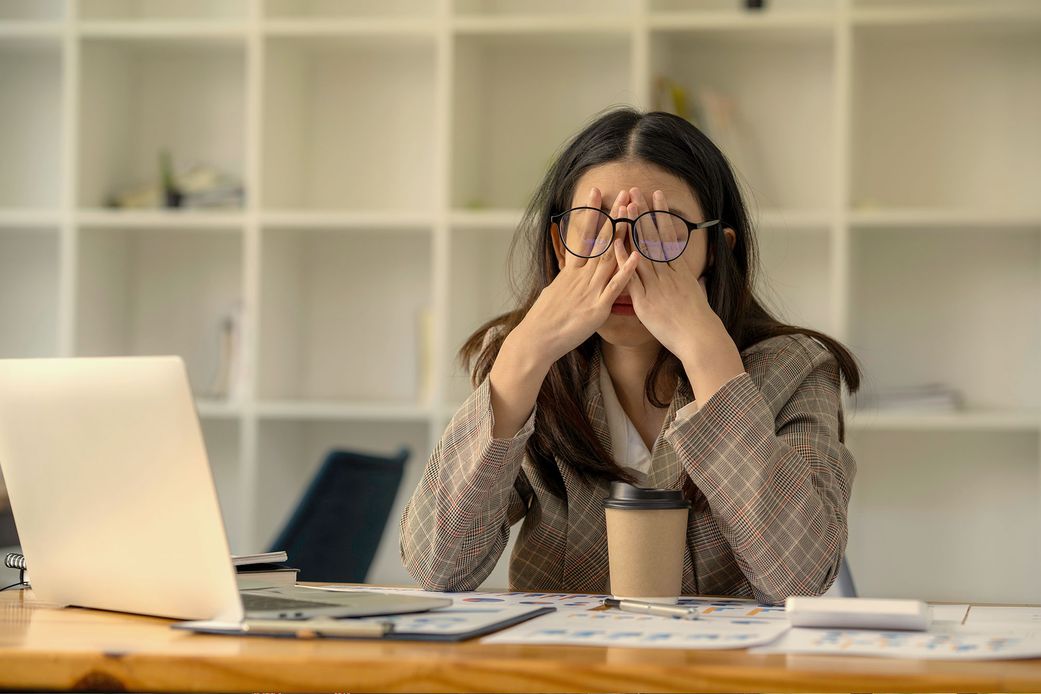 17 clear signs of low self-esteem in women
