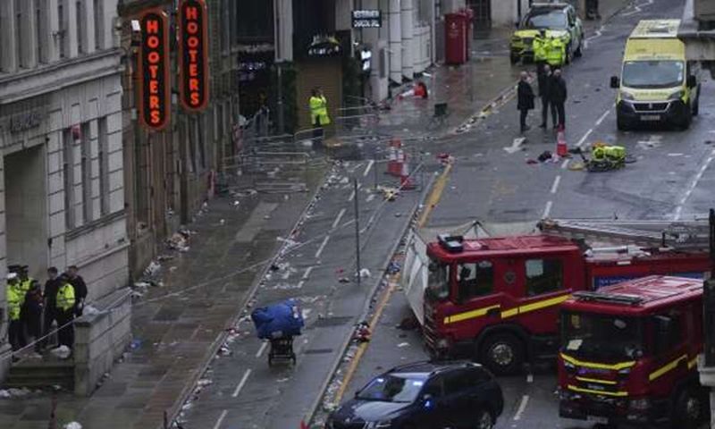 One child trapped under car that drove into crowd at Liverpool victory parade (Video)