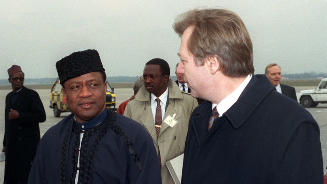 General Ibrahim Babangida welcomed upon his arrival at Tegel Airport by Berlin's Governing Mayor, Eberhard Diepgen. [Peter Kneffel/picture alliance via Getty Images]