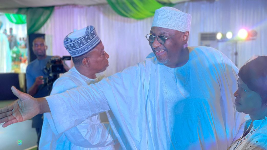 Former governor Adamu Mu’azu of Bauchi State exchanges pleasantries with some of the old students of ABU Zaria from class 78/77. [Segun Adeyemi/Pulse Nigeria]