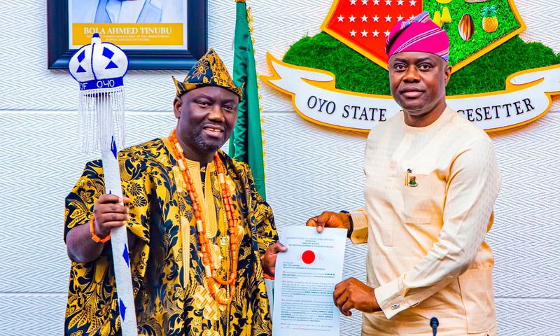 Governor Seyi Makinde (R) presents staff of office to the new Alaafin of Oyo, Abimbola Akeem Owoade (L). [Channels TV]