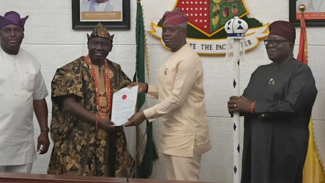 Governor Seyi Makinde (R) presents staff of office to the new Alaafin of Oyo, Abimbola Akeem Owoade (L). [Channels TV]
