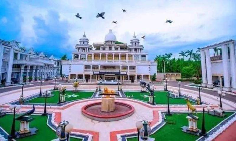 Which King has the most beautiful palace in Nigeria? [X/@Gen_Buhar]