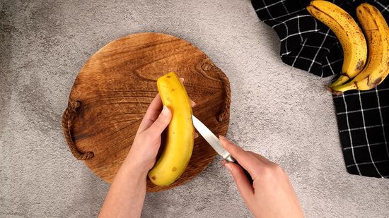 Peel the plantain [wikiHowLife]