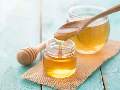 Honey can work as spot treatment for pimples [Vinmec]