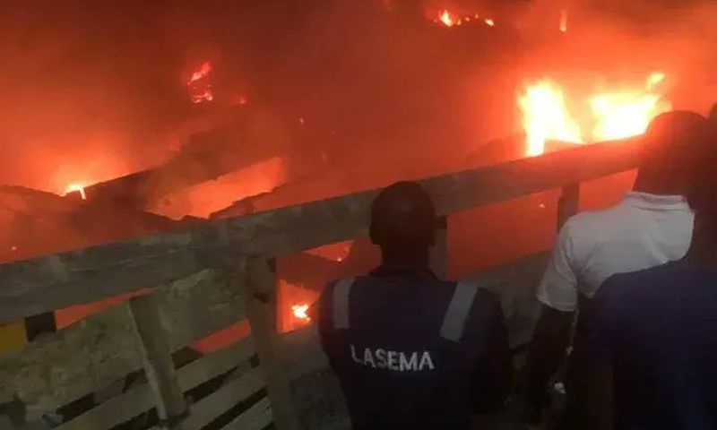 Fire razes shanties in Lagos