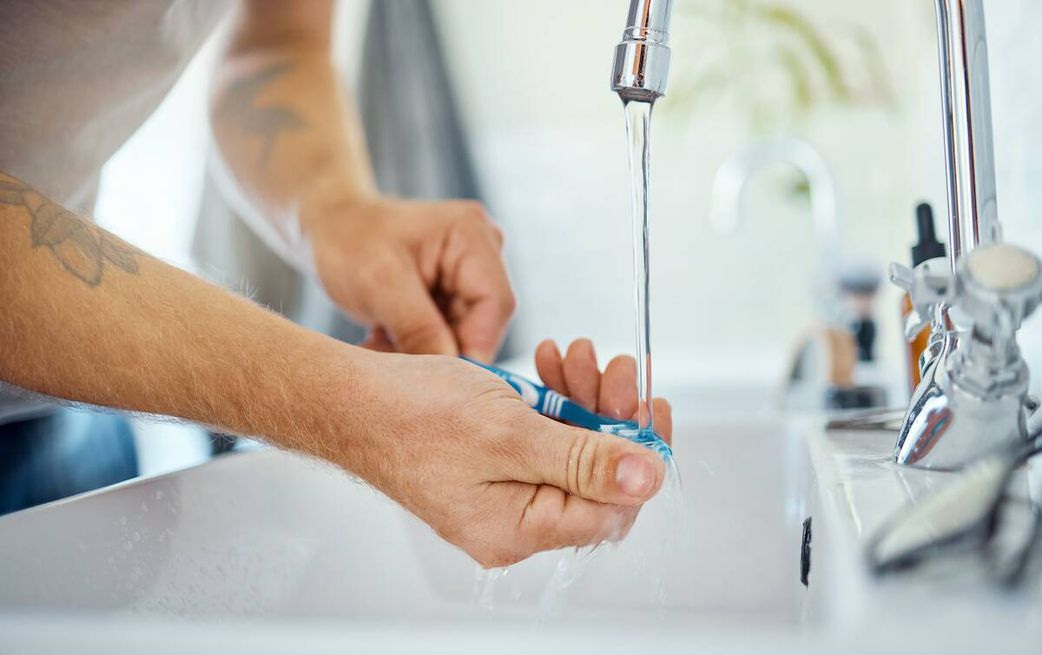 Vous mouillez votre brosse à dents ? Erreur !
