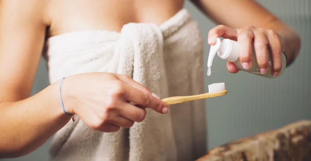 Vous mouillez votre brosse à dents ? Erreur !
