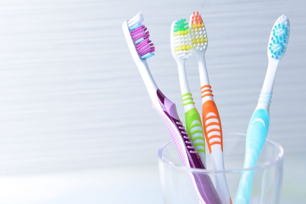 Vous mouillez votre brosse à dents ? Erreur !