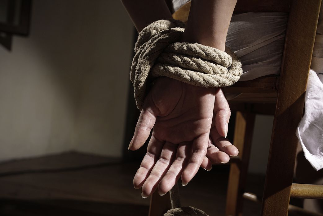 Sa demande en mariage refusée, il s'enfuit avec sa petite-amie de 15 ans et vit avec en concubinage...