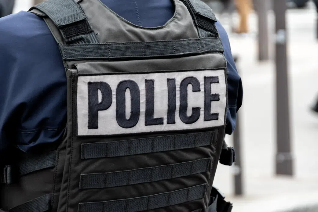 Il organise une agression pour prendre en charge la grossesse de sa copine