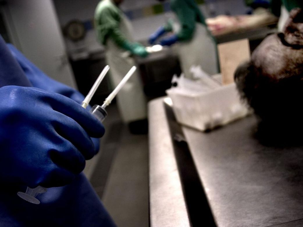 Il tue sa femme en plein sommeil et se couche à côté du cadavre jusqu'au matin