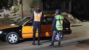 Scène choquante à Soumbédioune : un taximan surpris en plein acte sexuel au volant