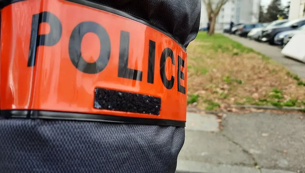 Il tabasse sa femme qui a déchiré la photo de sa maîtresse accrochée dans leur chambre