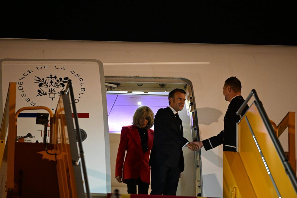 Brigitte Macron : une claque... ou un câlin musclé ?