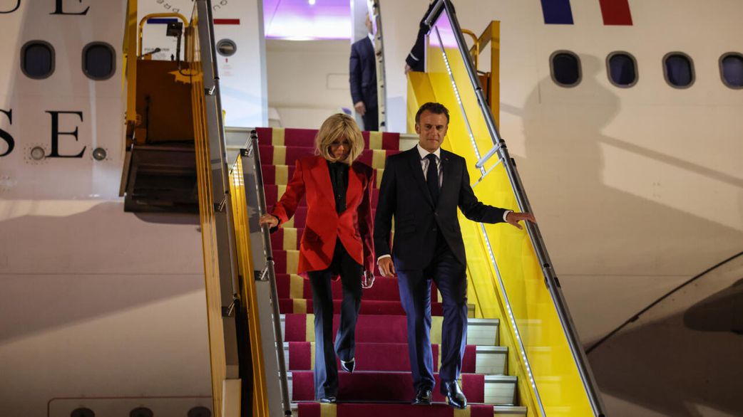 Brigitte Macron : une claque... ou un câlin musclé ?