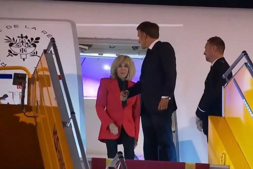 Brigitte Macron : une claque... ou un câlin musclé ?