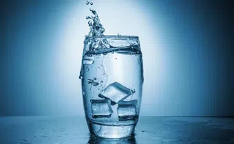 Have you ever taken a refreshing gulp of chilled water, only to be met with a sharp, uncomfortable jolt in your teeth?