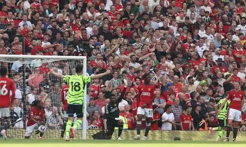 Manchester United host Arsenal