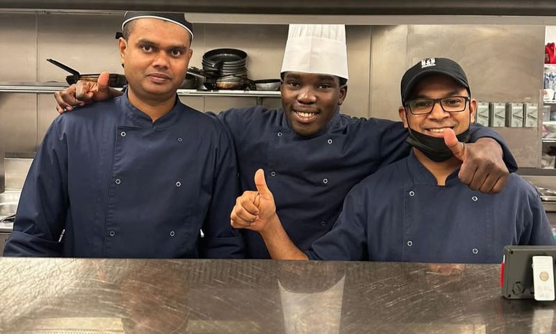 Jonathan Walinda (middle)
