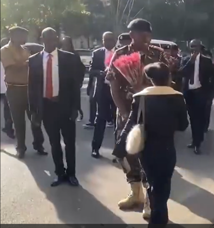 Deputy Inspectors General Eliud Lagat (Kenya Police Service) and Gilbert Masengeli (Administration Police Service) led officers in distributing flowers to Kenyans. 