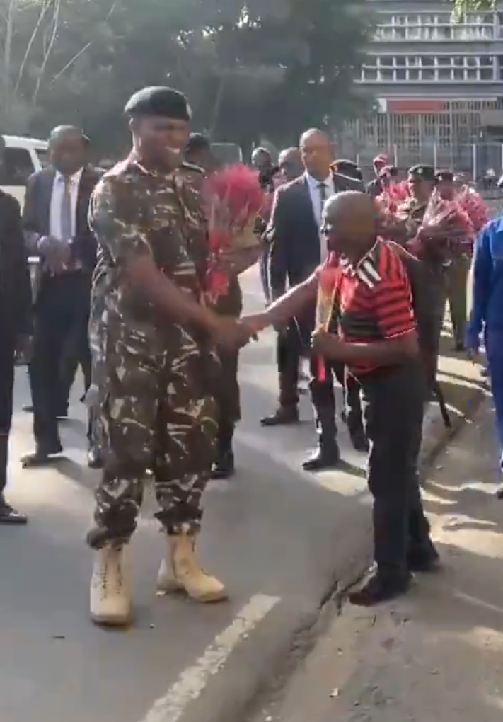 Deputy Inspectors General Eliud Lagat (Kenya Police Service) and Gilbert Masengeli (Administration Police Service) led officers in distributing flowers to Kenyans. 