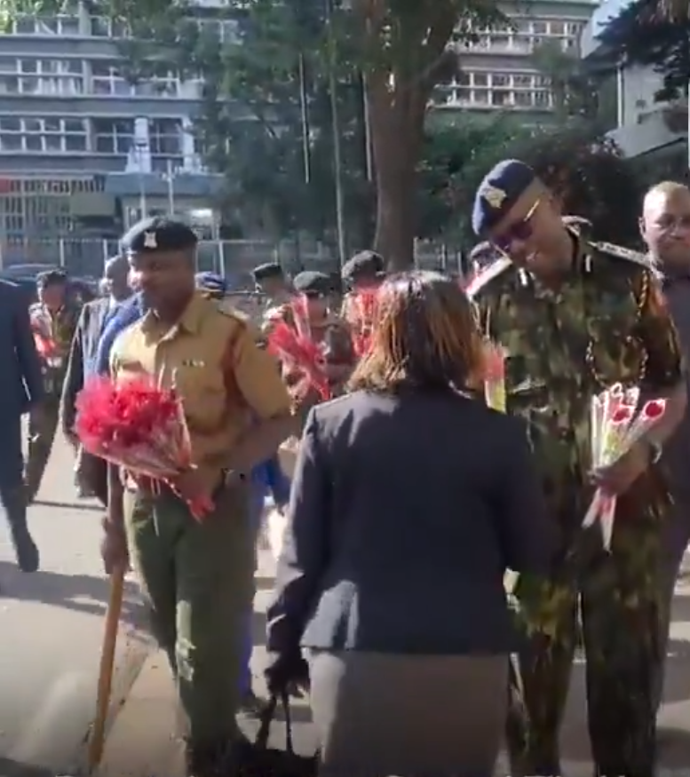 Deputy Inspectors General Eliud Lagat (Kenya Police Service) and Gilbert Masengeli (Administration Police Service) led officers in distributing flowers to Kenyans. 