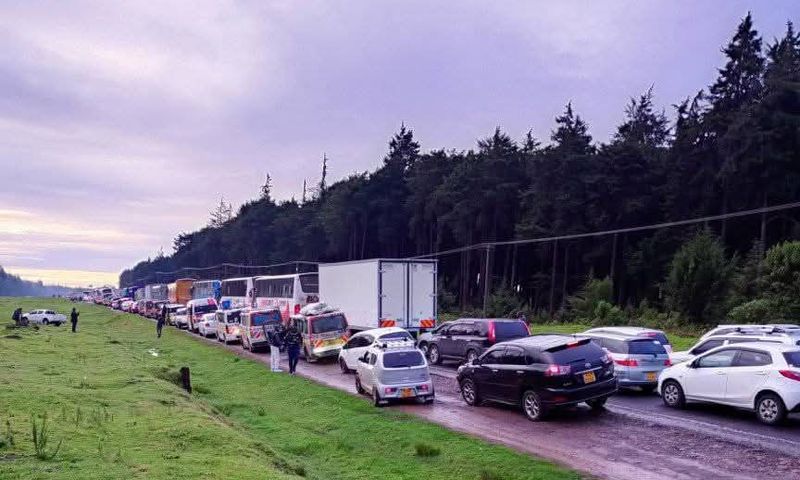 Traffic snarl up along the Nairobi-Nakuru Highway