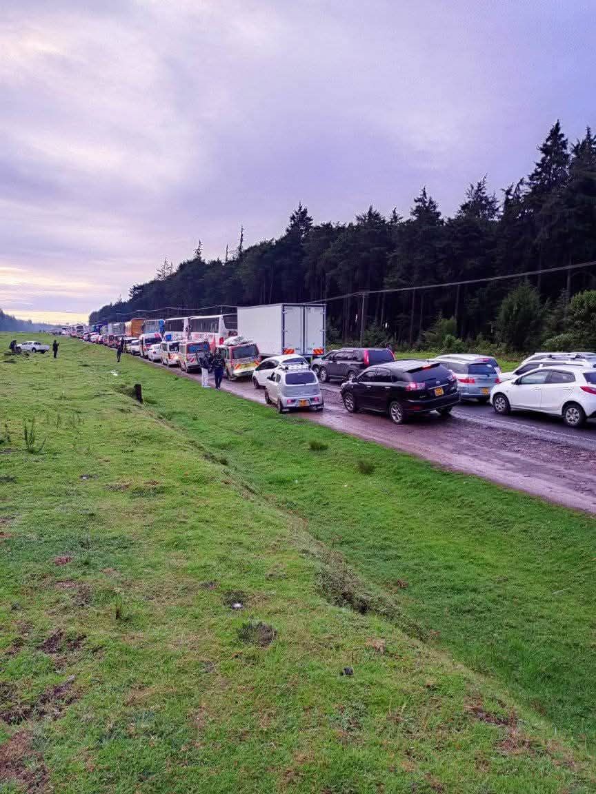 Traffic snarl up along the Nairobi-Nakuru Highway