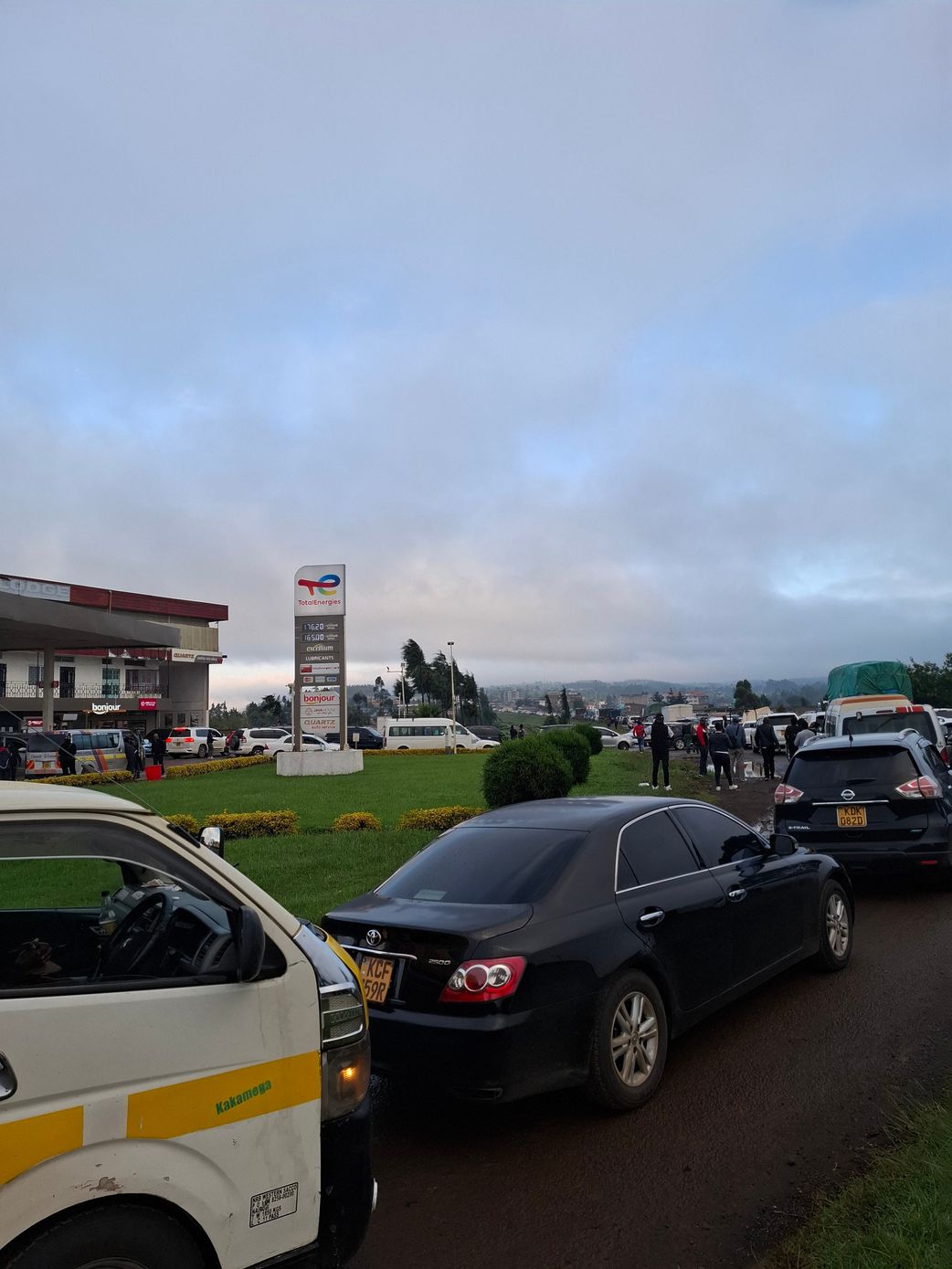 Traffic snarl up along the Nairobi-Nakuru