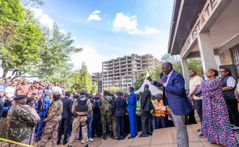 Watch moment woman caused Ruto to lose balance after dragging him into crowd