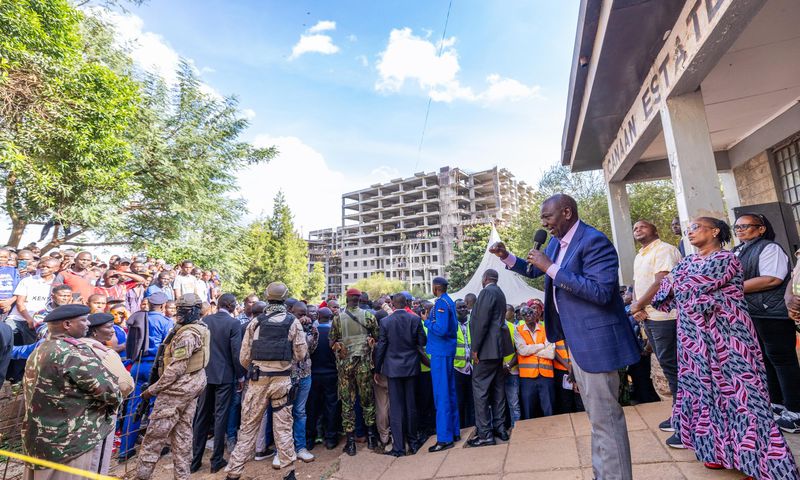Watch moment woman caused Ruto to lose balance after dragging him into crowd