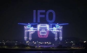 UVify coordinated 5,293 IFO drones simultaneously to set a new Guinness World Record, creating intricate patterns and vibrant visuals above a crowd to demonstrate advanced programming and drone control technology