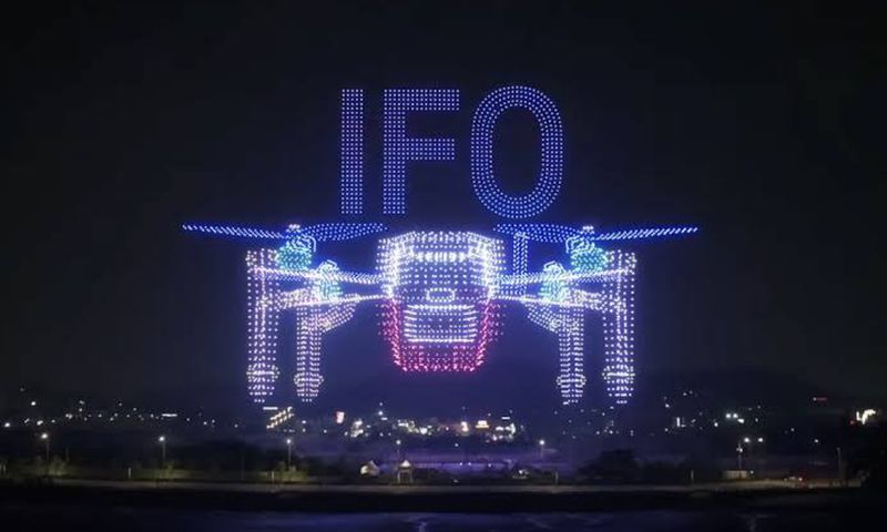 UVify coordinated 5,293 IFO drones simultaneously to set a new Guinness World Record, creating intricate patterns and vibrant visuals above a crowd to demonstrate advanced programming and drone control technology