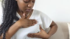 Une femme qui palper ces seins