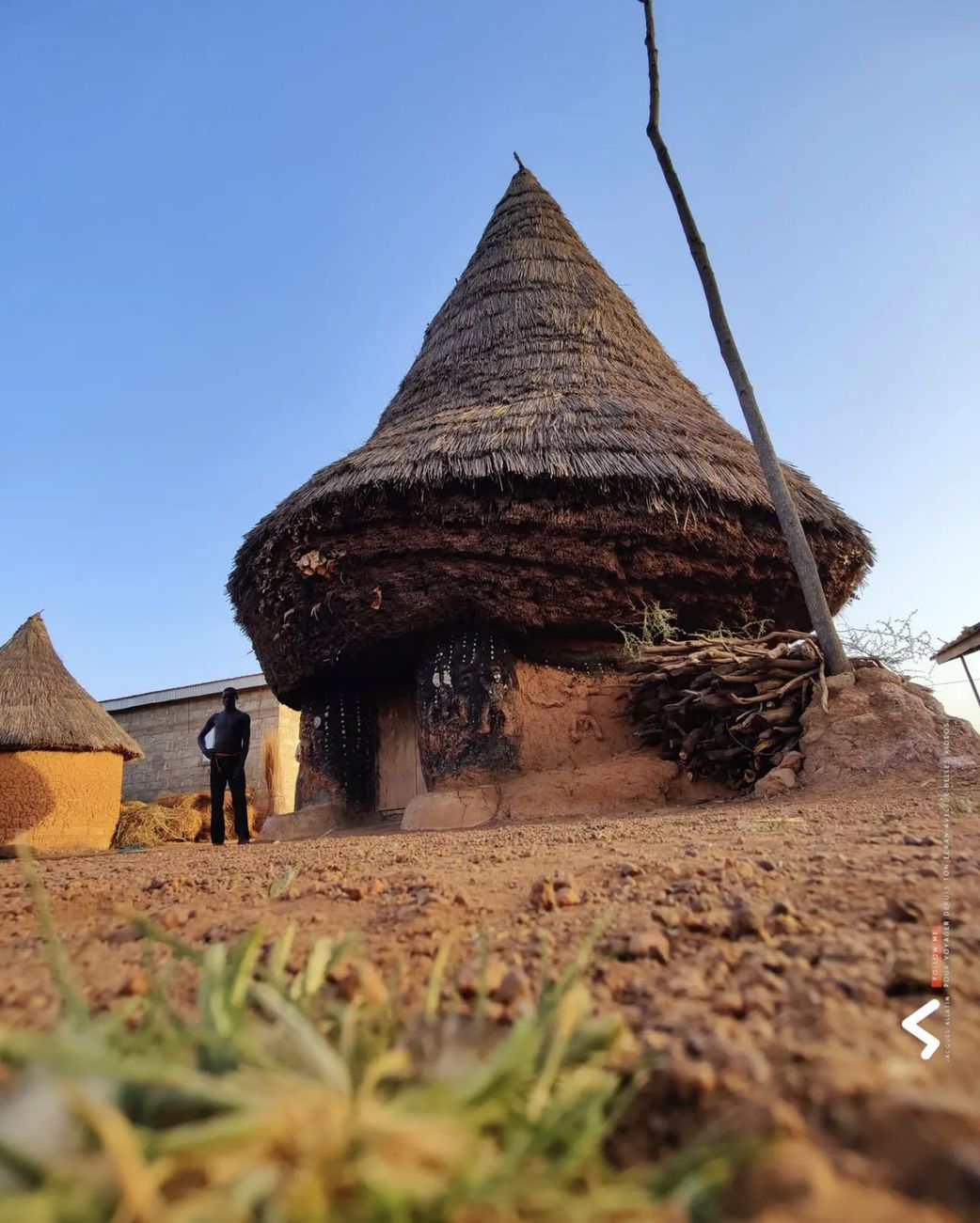 Plongez au cœur des traditions : Les cases et habitats qui façonnent nos histoires